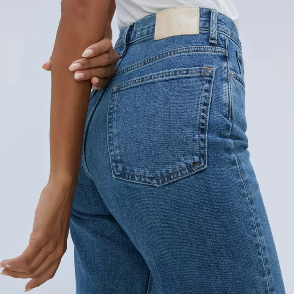 Women’s Organic Cotton High-Rise Jeans - Picture 3 of 4